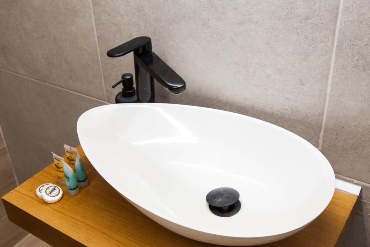 Contemporary Stylish Apartment Located Near Metaxourgeio Area Atene Esterno foto